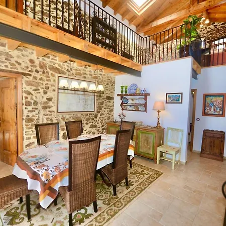 Riverside - Lovely River-view 3 Bedroom House בית נופש *