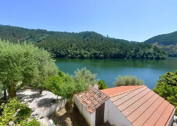 Riverside - Lovely River-view 3 Bedroom House * ドルネス