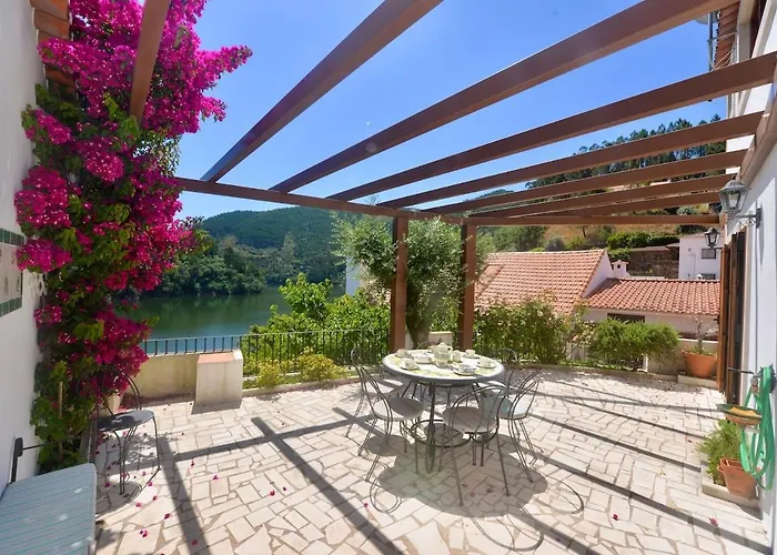 別荘 Riverside - Lovely River-view 3 Bedroom House ドルネス