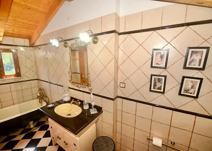 Riverside - Lovely River-view 3 Bedroom House