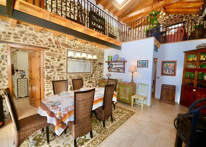 Riverside - Lovely River-view 3 Bedroom House 別荘 *